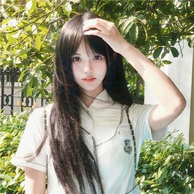 女孩向前走